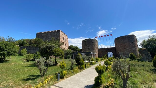 Front entrance of the historic Eskihisar Castle in Gebze, Kocaeli, T&uuml;rkiye, featuring its ancient stone towers under a clear blue sky.
