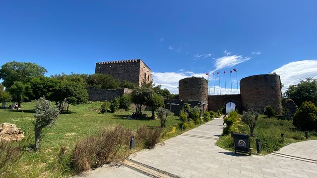 Front entrance of the historic Eskihisar Castle in Gebze, Kocaeli, T&uuml;rkiye, featuring its ancient stone towers under a clear blue sky.