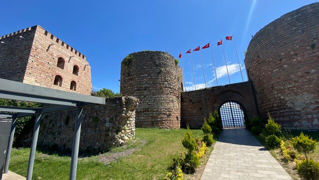 Front entrance of the historic Eskihisar Castle in Gebze, Kocaeli, T&uuml;rkiye, featuring its ancient stone towers under a clear blue sky.