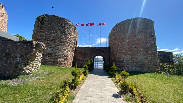 Front entrance of the historic Eskihisar Castle in Gebze, Kocaeli, T&uuml;rkiye, featuring its ancient stone towers under a clear blue sky.