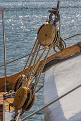 Obraz premium Close-up of a pulley on an old sailing ship in a harbor on the Baltic Sea.