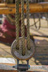 Obraz premium Close-up of a pulley on an old sailing ship in a harbor on the Baltic Sea.