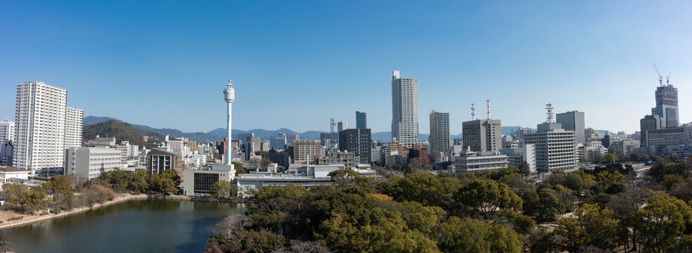 快晴の空の下に広がる広島城の緑と紙屋町・八丁堀の街並み