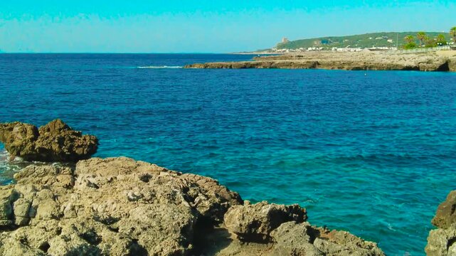 Paesaggio marino con costa rocciosa e mare calmo