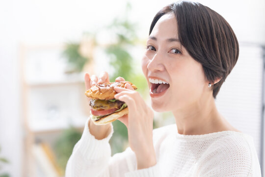 ハンバーガーを食べる女性