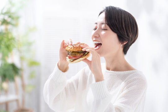 ハンバーガーを食べる女性