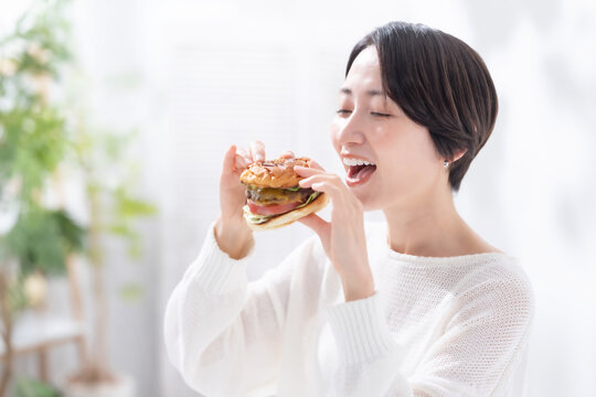 ハンバーガーを食べる女性