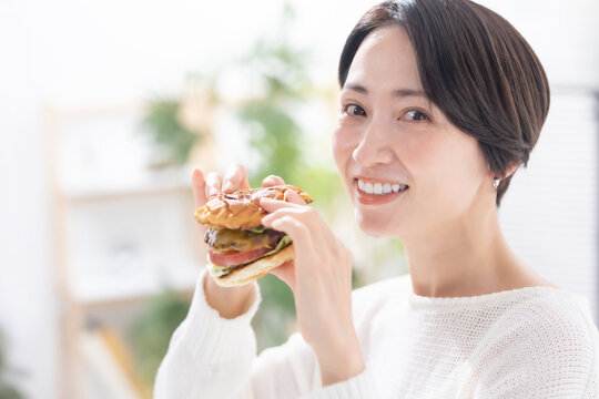ハンバーガーを食べる女性