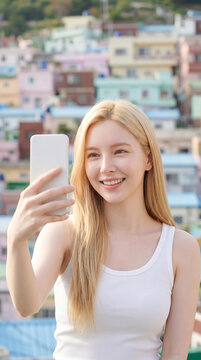 스마트폰으로 셀카 찍는 외국인 여성 / Foreign Woman Taking a Selfie