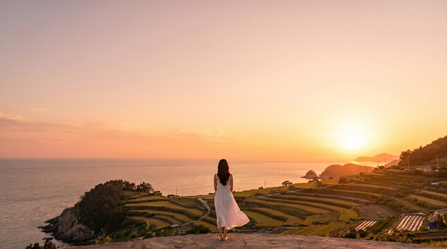 노을 바다를 바라보는 여성 / Woman Watching the Sunset Sea