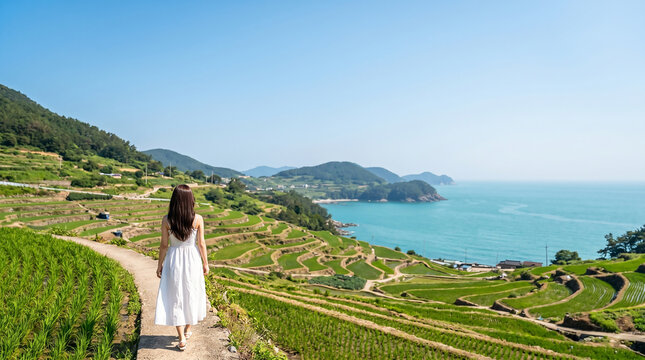 바다 언덕길을 바라보는 여성 / Woman Looking over a Coastal Hillside