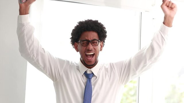 businessman celebrating exito in the office