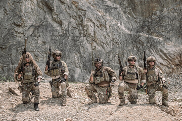 Obraz premium Military personnel conducting tactical field operations in rugged terrain, demonstrating teamwork, coordination, mission readiness, strategic planning, security operations, and defense training 