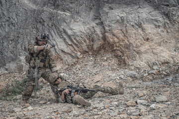 Obraz premium Soldiers assisting an injured teammate during a military field operation, demonstrating teamwork, rescue support, tactical coordination, leadership, endurance, and mission readiness in a challenging 