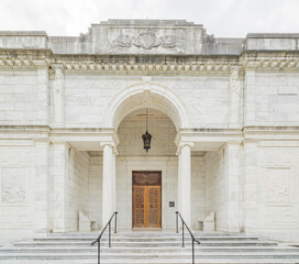 Obraz premium Memphis Brooks Museum of Art entrance with white marble facade