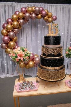 Decora&ccedil;&atilde;o elegante de festa de quinze anos com bolo e bal&otilde;es | Elegant quincea&ntilde;era party decoration with cake and balloons