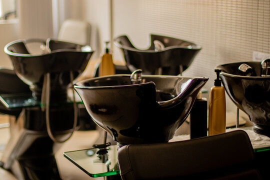 &Aacute;rea de lavagem de cabelos em sal&atilde;o de beleza moderno | Hair washing station in modern beauty salon