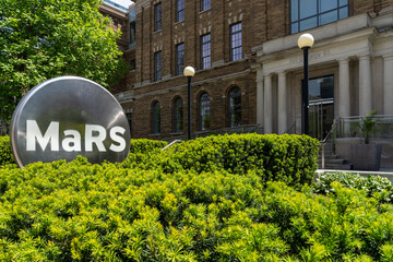 Naklejka premium Toronto, Ontario, Canada - June 2, 2026: MaRS Discovery District, a prominent urban innovation hub located on University Avenue in downtown Toronto, Canada. MaRS Discovery District is a not-for-profit