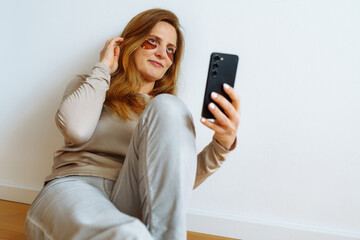 Naklejka premium Cosmetic procedure for rejuvenating the skin around the eyes online consultation