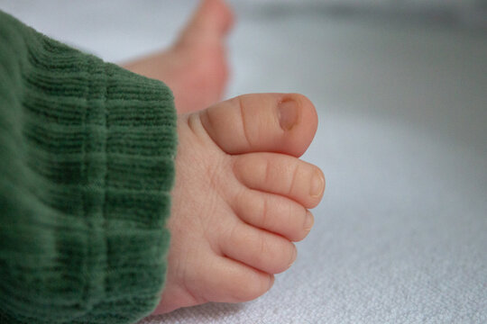 newborn feets