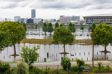 Obraz premium 台風や大雨で河川が氾濫し水没した公園、横浜