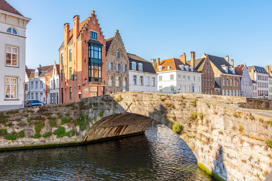 Bridge over Spiegelrei canal in Brugge, Belgium