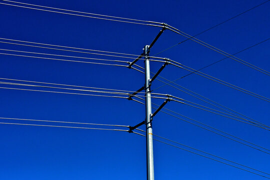 Dual cables spaced roughly 1 foot  apart on high-voltage transmission towers are used to reduce corona discharge and manage electrical field intensity.