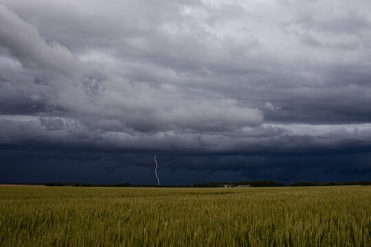 Arcus &agrave; l'avant d'un orage puissant avec un impact d'&eacute;clair