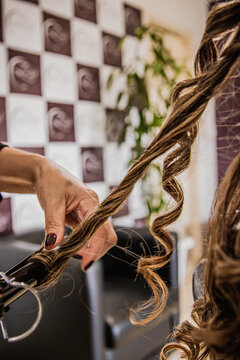 Modelagem de cachos com babyliss em sal&atilde;o de beleza | Hair curling with curling iron in beauty salon