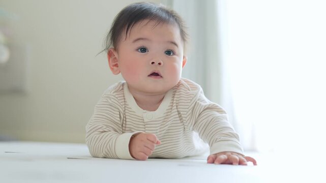 リビングで遊ぶ赤ちゃん