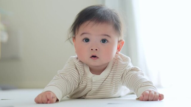 リビングで遊ぶ赤ちゃん