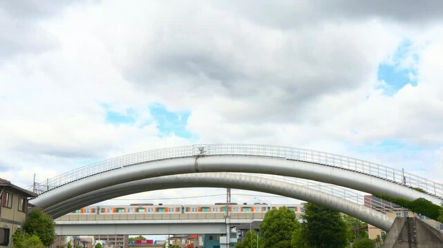 横浜水管橋と境川橋梁を渋谷・半蔵門線・東武線の久喜方面へ走り抜ける東武50000系電車