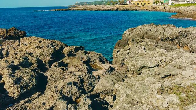  Paesaggio marino con costa rocciosa e mare calmo