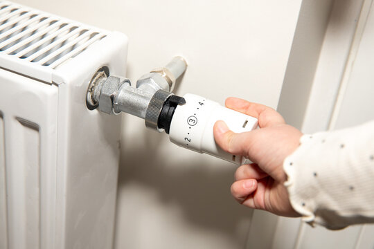 Adjusting Thermostatic Radiator Valve for Home Heating Temperature Control