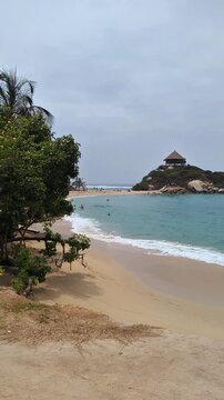 Senderos, naturaleza y playas del parque Tayrona de Colombia