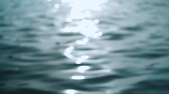 光が反射する波打つ水面の質感
