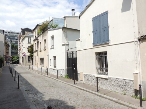 Narrow street in Paris - 18&egrave;me arrondissement - France