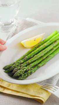 グリーンアスパラガスのソテー レモンを添えた春の副菜
