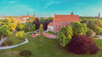 Olsztyn w promieniach zachodzącego słońca. © Janusz Lipiński