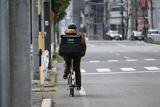 2021年11月21日、名古屋市内を走るUberEatsの配達員