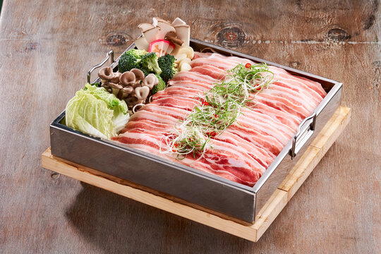https://gemini.google.com/app/01a9471f4c49f97c?hl=ko#:~:text=Premium%20Raw%20Sliced%20Pork%20Belly%20with%20Shredded%20Green%20Onions%20and%20Vegetables%20in%20Stainless%20Steel%20Steamer