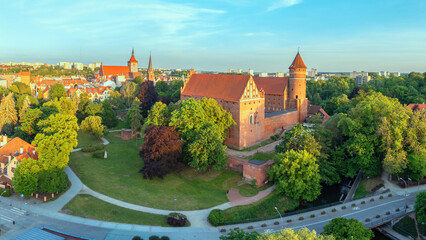 Olsztyn w promieniach zachodzącego słońca. © Janusz Lipiński