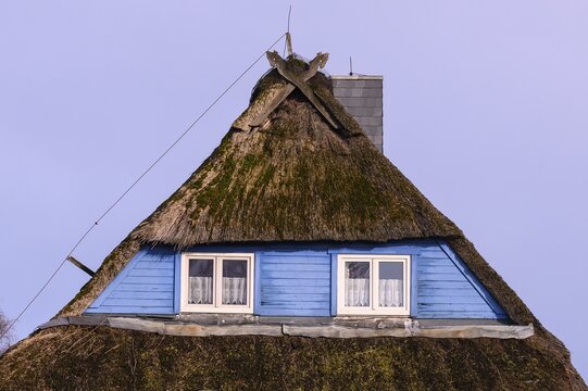 Half-timbered gable of a thatched house at D&uuml;mmer, H&uuml;de, Lower Saxony, Germany