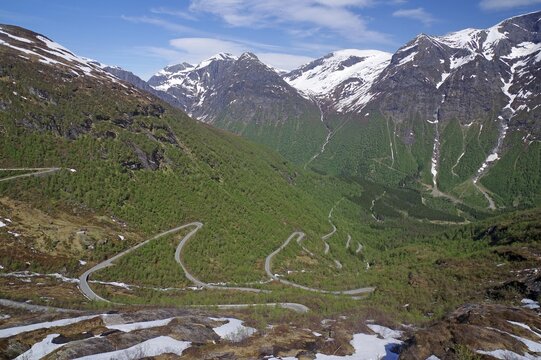 Mountain pass in Zig Zag, spring-like landscape with snowfields, barren mountains, Fjell, Gaularfjellet, Gaular, Norway