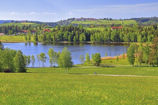 Early landscape with Lake Bayersoiener See, in the back village Sch&ouml;nberg, Bad Bayersoien, Upper Bavaria, Bavaria, Germany