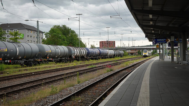 Neben einem einfahrenden Zug der Deutschen Bahn auf Gleisen abgestellte Kesselwagen von Millet, GATX und WASCOSA am Hauptbahnhof von Pforzheim in Baden-Wuerttemberg, Deutschland am 04. Juni 2026