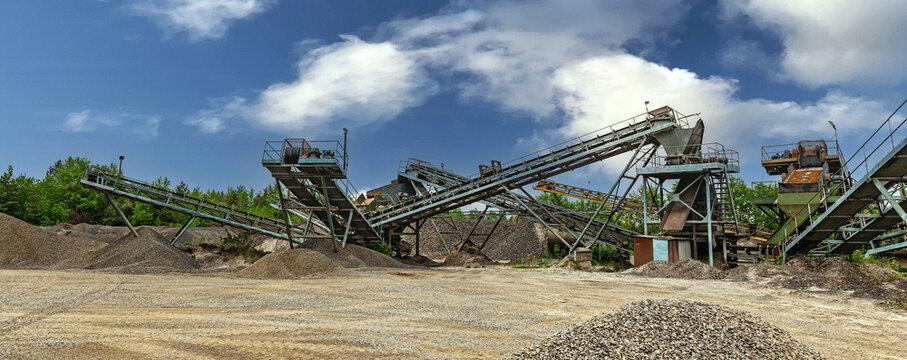 Cone Rock Crusher Conveying Crushed Granite Gravel in Open Pit Quarry Mining