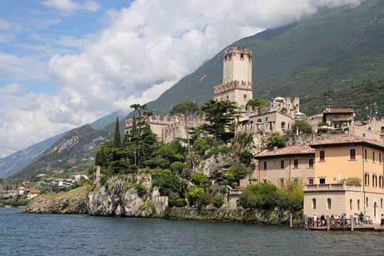 blick auf die scaligerburg von malcesine