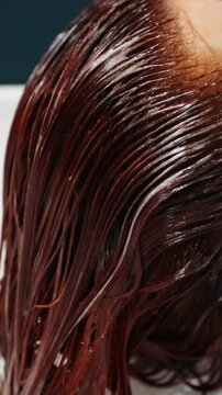 Application de la couleur cuivr&eacute; au salon de coiffure chez la coiffeuse coiffeur