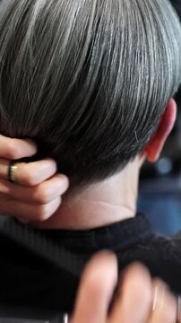 Vid&eacute;o de coupe de cheveux chez le coiffeur sur cheveux gris court